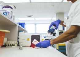 sanitario con pulsera de rfid