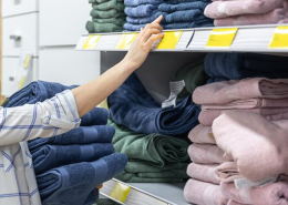 estantería de tienda de ropa con etiquetas de rfid