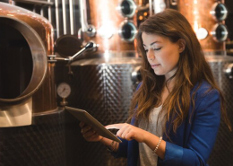 chica en bodega de vino con terminal de rfid