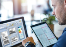 profesional trabajando con ordenador portatil usando un software de diseño de etiquetas