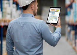 operario con tablet utilizando software de trazabilidad multisectorial