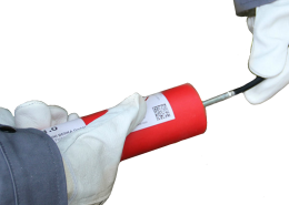 operario con explosivo rojo en las manos