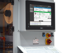 etiquetadora con panel de administración encendido y teclado