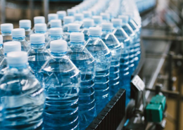 etiquetado de botellas en línea de producción